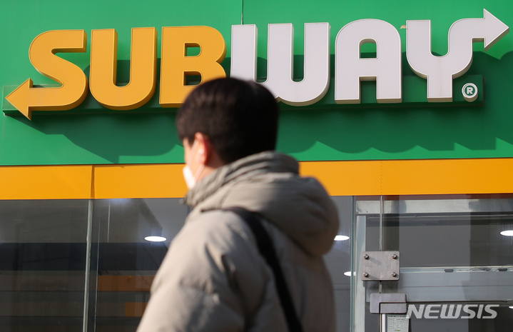 [서울=뉴시스] 조성우 기자 = 써브웨이가 샌드위치 제품군의 평균 가격을 9.1% 인상한다. 가격 조정 대상은 15㎝ 샌드위치 17종과 30㎝ 샌드위치 17종 등 사이드 메뉴 포함 총 75종이다. 31일 오전 서울 시내 한 써브웨이 매장 앞을 시민들이 오가고 있다. 2023.01.31. xconfind@newsis.com