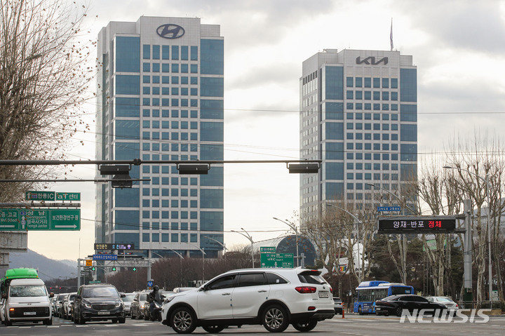 [서울=뉴시스] 권창회 기자 = 현대차·기아가 올해 상반기 누적 판매 1억5천만대를 달성할 전망이다. 두 기업은 1962년 이후 작년까지 국내를 포함한 글로벌 자동차 시장에서 총 1억4천744만9천 대를 판매했으며, 누적 판매 1억5천만 대까지 남은 수량은 255만 대 정도다. 사진은 31일 오후 서울 서초구 현대자동차·기아 본사 모습. 2023.01.31. kch0523@newsis.com