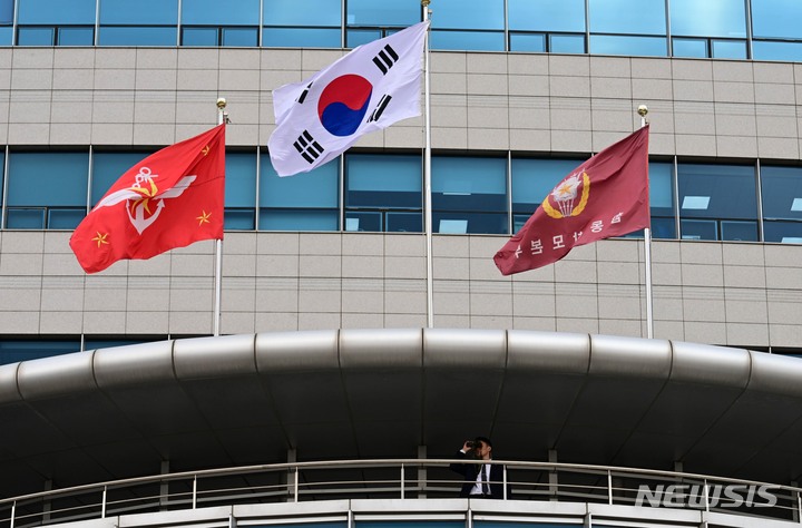 [서울=뉴시스] 사진공동취재단 = 지난해 1월31일 서울 용산구 국방부 청사에서 관계자가 청사 주변을 하고 주시하고 있다. 2023.01.31. photo@newsis.com