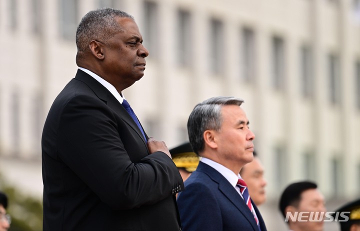 [서울=뉴시스] 사진공동취재단 = 방한중인 로이드 오스틴 미국 국방부 장관과 이종섭 국방부 장관이&nbsp; 31일 오후 용산 국방부 청사에서 한·미 국방장관 회담을 앞두고 의장대 사열을 받고 있다. 2023.01.31. photo@newsis.com