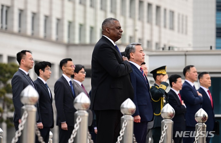 [서울=뉴시스] 사진공동취재단 = 방한중인 로이드 오스틴 미국 국방부 장관과 이종섭 국방부 장관이&nbsp; 31일 오후 용산 국방부 청사에서 한·미 국방장관 회담을 앞두고 의장대 사열을 받고 있다. 2023.01.31. photo@newsis.com