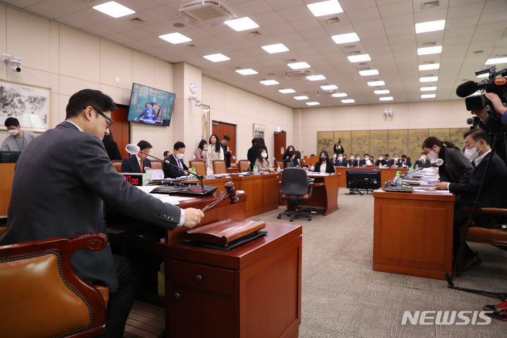 [서울=뉴시스] 이영환 기자 = 홍익표 국회 문화체육관광위원장이 지난달 31일 오후 서울 여의도 국회에서 열린 전체회의에서 개회를 선언하며 의사봉을 두드리고 있다. 2023.01.31. 20hwan@newsis.com