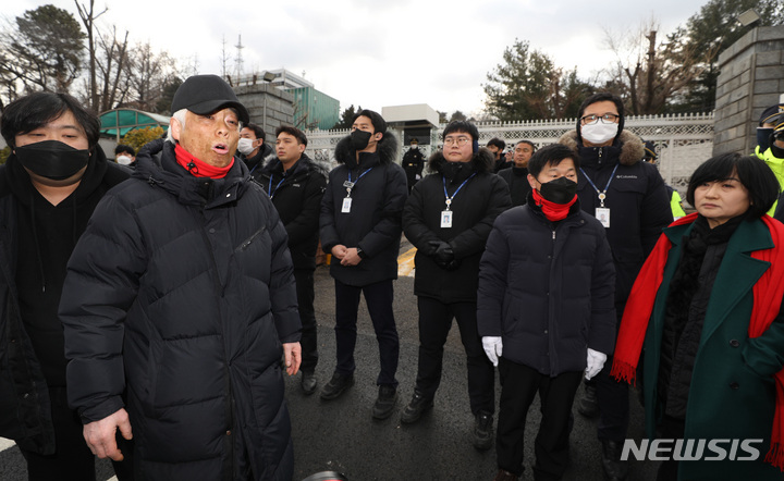 [서울=뉴시스] 김진아 기자 = 10.29 이태원 참사로 숨진 故 이지한 씨의 어머니 조미은 씨와 아버지 이종철 씨가 31일 서울 용산구 대통령 집무실 앞에서 면담 등을 요구하며 1인 시위를 하려하자 제지당하고 있다. 2023.01.31. bluesda@newsis.com