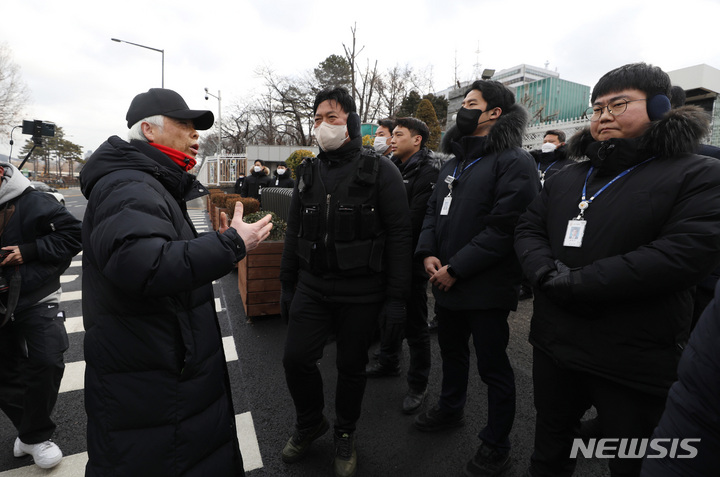 [서울=뉴시스] 김진아 기자 = 10.29 이태원 참사로 숨진 故 이지한 씨의 아버지 이종철 씨가 31일 서울 용산구 대통령 집무실 앞에서 면담 등을 요구하며 1인 시위를 하려하자 제지당하고 있다. 2023.01.31. bluesda@newsis.com