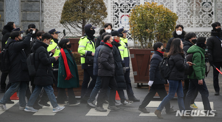 [서울=뉴시스] 김진아 기자 = 10.29 이태원 참사로 숨진 故 이지한 씨의 어머니 조미은 씨와 아버지 이종철 씨가 31일 서울 용산구 대통령 집무실 앞에서 면담 등을 요구하다 제지당하고 있다. 2023.01.31. bluesda@newsis.com