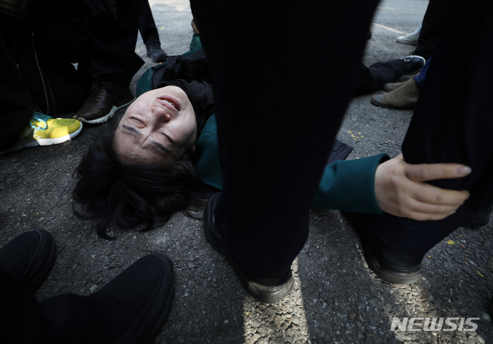 [서울=뉴시스] 김진아 기자 = 10.29 이태원 참사로 숨진 故 이지한 씨의 어머니 조미은 씨가 31일 서울 용산구 대통령 집무실 앞에서 면담 등을 요구하며 진입을 시도하다 제지당하자 오열하고 있다. 2023.01.31. bluesda@newsis.com