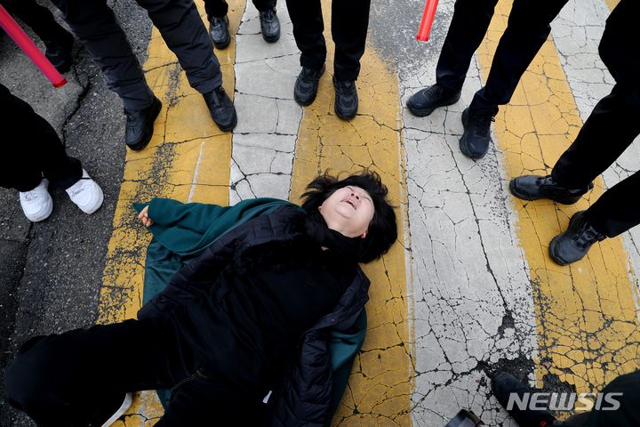 [서울=뉴시스] 김진아 기자 = 10.29 이태원 참사로 숨진 故 이지한 씨의 어머니 조미은 씨가 31일 서울 용산구 대통령 집무실 앞에서 면담 등을 요구하며 진입을 시도하다 제지당하자 오열하고 있다. 2023.01.31. bluesda@newsis.com