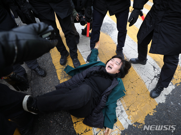 [서울=뉴시스] 김진아 기자 = 10.29 이태원 참사로 숨진 故 이지한 씨의 어머니 조미은 씨가 31일 서울 용산구 대통령 집무실 앞에서 면담 등을 요구하며 진입을 시도하다 제지당하자 오열하고 있다. 2023.01.31. bluesda@newsis.com