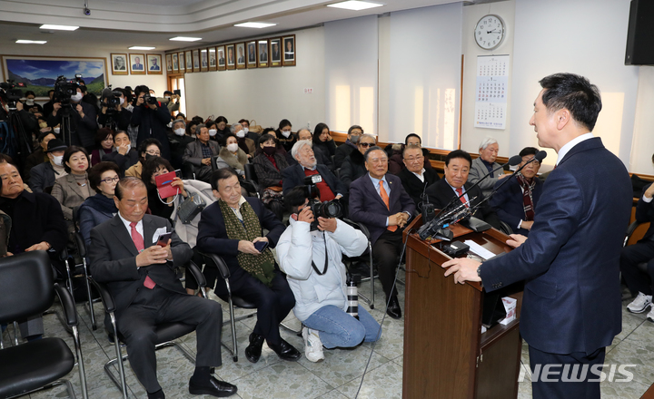 [서울=뉴시스] 고범준 기자 = 국민의힘 당권주자인 김기현 의원이 31일 오후 서울 여의도 국회 헌정회관 대강당에서 '이겨 본 리더가 이기는 방법을 안다'란 주제로 특강하고 있다. 2023.01.31. bjko@newsis.com