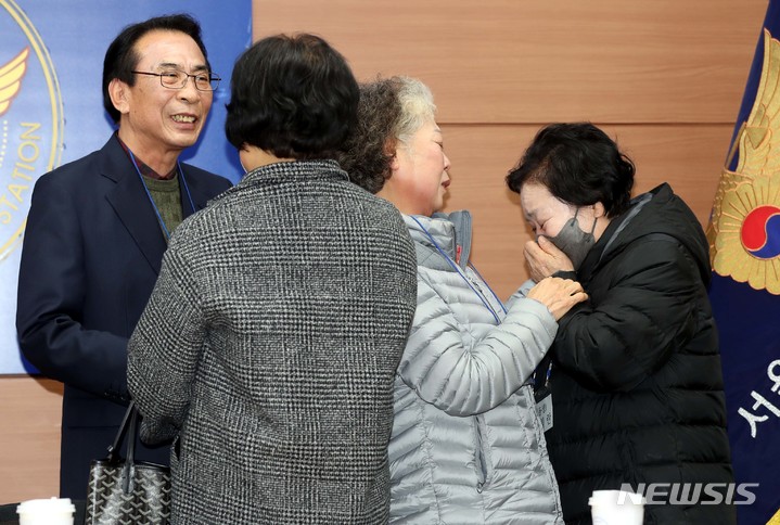 [서울=뉴시스] 조성봉 기자 = 31일 오후 서울 동작구 동작경찰서에서 열린 장기실종자 가족 상봉식에 참석한 오빠 장택훈(왼쪽부터),&nbsp; 실종 여동생인 장경인, 장희란 씨, 언니 장희재씨가 헤어진지 58년만에 만나 눈물을 훔치고 있다. 2023.01.31.suncho21@newsis.com
