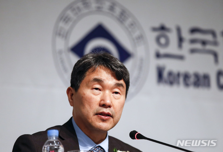 [서울=뉴시스] 정병혁 기자 = 이주호 사회부총리 겸 교육부 장관이 31일 오후 서울 서초구 더케이호텔에서 열린 2023 한국대학교육협의회 정기총회 부총리-회원 대학총장 간담회에서 인사말을 하고 있다. 2023.01.31. jhope@newsis.com