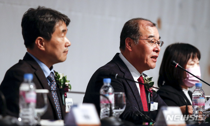 [서울=뉴시스] 정병혁 기자 = 경북대 총장인 홍원화 한국대학교육협의회장(가운데)이 지난달 31일 오후 서울 서초구 더케이호텔에서 열린 2023 한국대학교육협의회 정기총회 부총리-회원 대학총장 간담회에서 인사말을 하고 있다. 왼쪽은 이주호 사회부총리 겸 교육부 장관. 2023.02.08. jhope@newsis.com