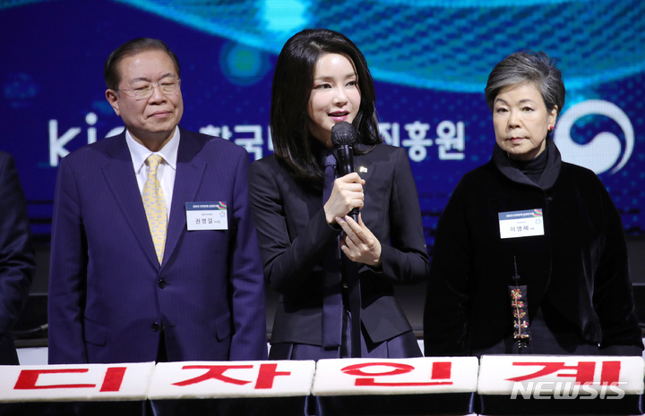 [성남=뉴시스] 홍효식 기자 = 윤석열 대통령 부인 김건희 여사가 31일 오후 경기 성남 분당구 코리아디자인센터에서 열린 디자인계 신년 인사회에서 떡 케이크를 커팅하기 앞서 덕담하고 있다. 2023.01.31. yesphoto@newsis.com