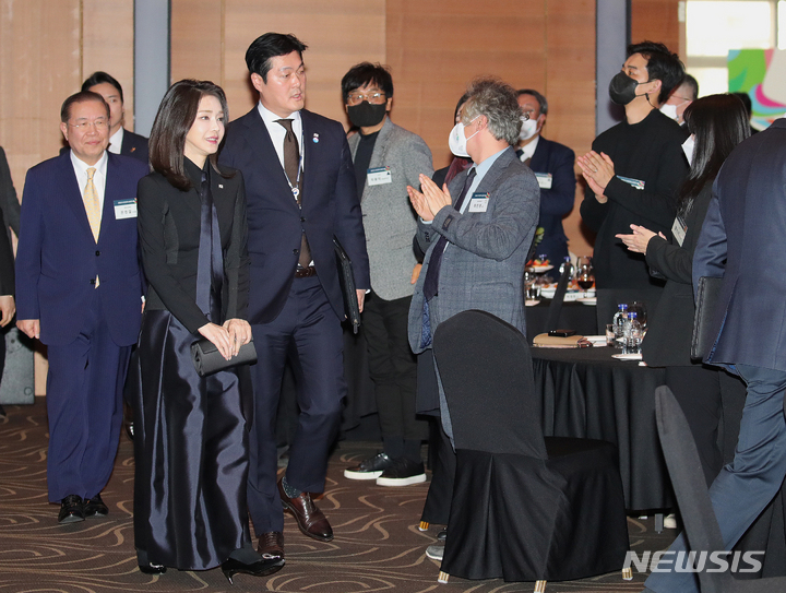 [성남=뉴시스] 홍효식 기자 = 윤석열 대통령 부인 김건희 여사가 31일 오후 경기 성남 분당구 코리아디자인센터에서 열린 디자인계 신년 인사회에 참석하고 있다. 2023.01.31. yesphoto@newsis.com
