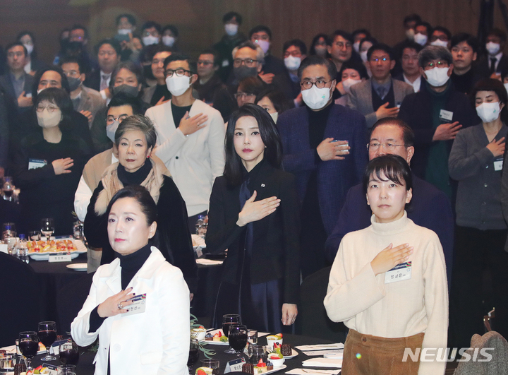 [성남=뉴시스] 홍효식 기자 = 윤석열 대통령 부인 김건희 여사가 31일 오후 경기 성남 분당구 코리아디자인센터에서 열린 디자인계 신년 인사회에서 국기에 경례하고 있다. 2023.01.31. yesphoto@newsis.com