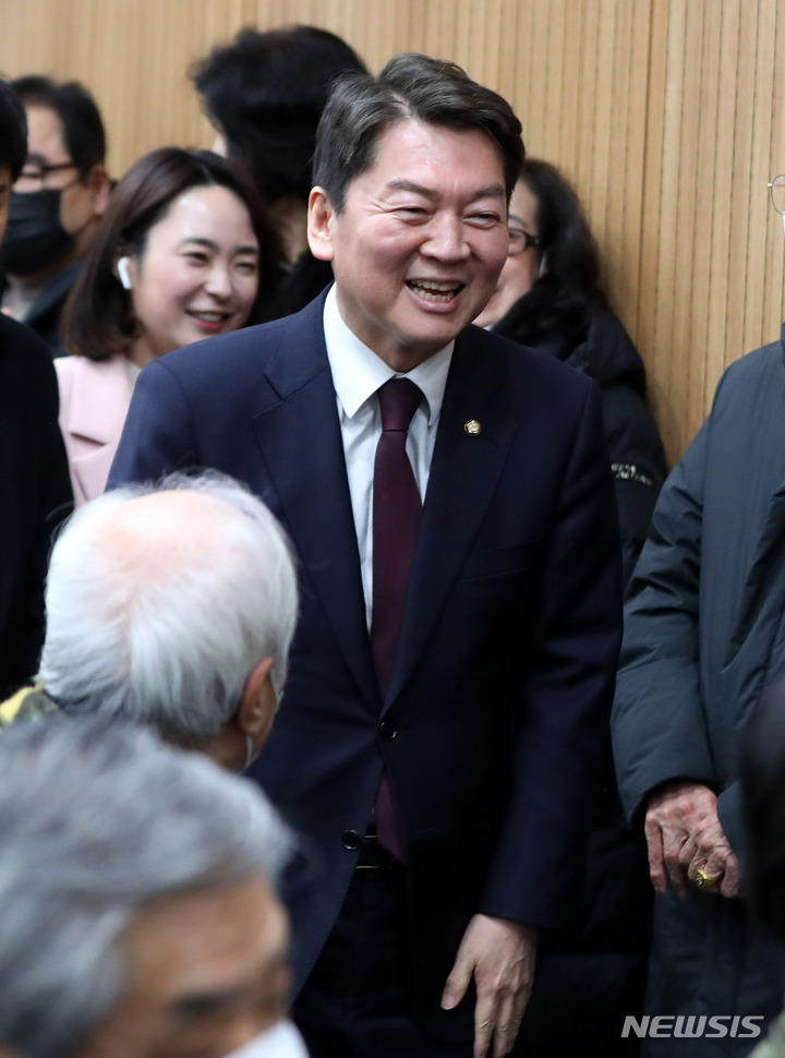 [서울=뉴시스] 추상철 기자 = 국민의힘 당권주자인 안철수 의원이 31일 오후 서울 강북구 강북구민회관에서 열린 강북구(갑,을) 신년 인사회에 참석하고 있다. 2023.01.31. scchoo@newsis.com