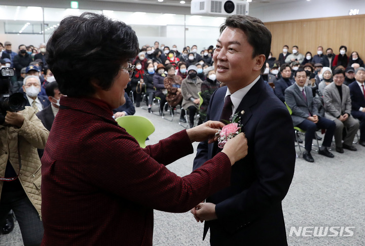 [서울=뉴시스] 추상철 기자 = 국민의힘 당권주자인 안철수 의원이 31일 오후 서울 강북구 강북구민회관에서 열린 강북구(갑,을) 신년 인사회에 참석해 꽃을 가슴에 달고 있다. 2023.01.31. scchoo@newsis.com