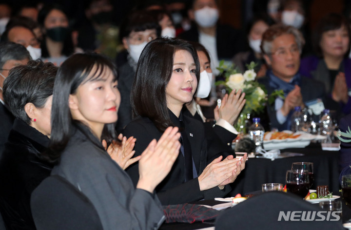 [성남=뉴시스] 홍효식 기자 = 윤석열 대통령 부인 김건희 여사가 31일 오후 경기 성남 분당구 코리아디자인센터에서 열린 디자인계 신년 인사회에 참석해 박수치고 있다. 2023.01.31. yesphoto@newsis.com