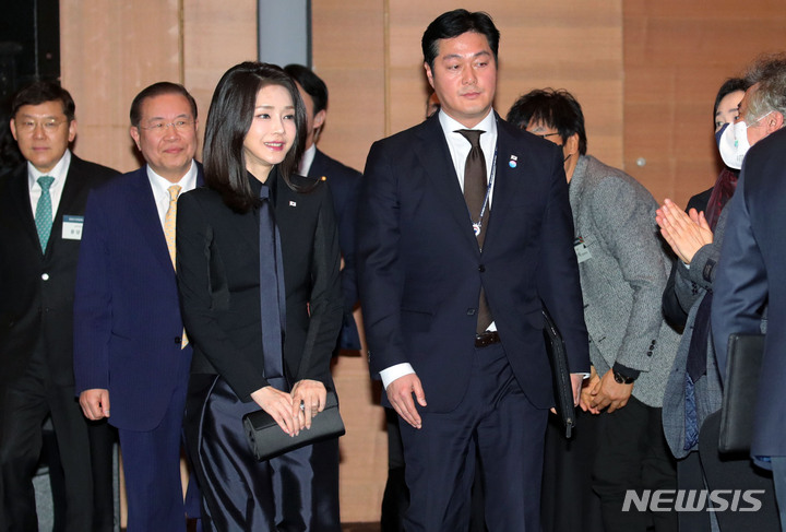 [성남=뉴시스] 홍효식 기자 = 윤석열 대통령 부인 김건희 여사가 31일 오후 경기 성남 분당구 코리아디자인센터에서 열린 디자인계 신년 인사회에 참석하고 있다. 2023.01.31. yesphoto@newsis.com