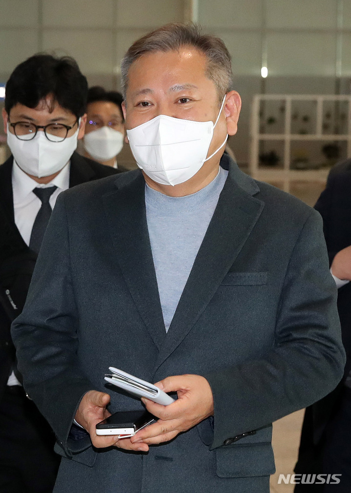 [인천공항=뉴시스] 조성우 기자 = 이상민 행정안전부 장관이 31일 오후 인천국제공항 제2여객터미널에서 미국의 재난관리 정책 현장 방문을 위해 출국하고 있다. 2023.01.31. xconfind@newsis.com