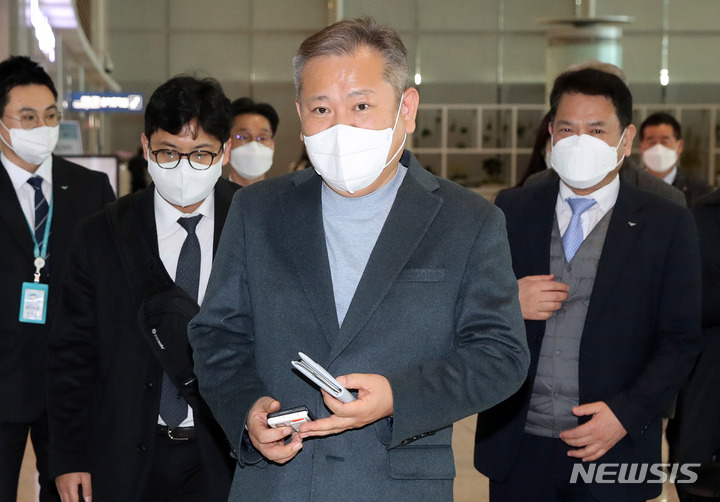 [인천공항=뉴시스] 조성우 기자 = 이상민 행정안전부 장관이 31일 오후 인천국제공항 제2여객터미널에서 미국의 재난관리 정책 현장 방문을 위해 출국하고 있다. 2023.01.31. xconfind@newsis.com