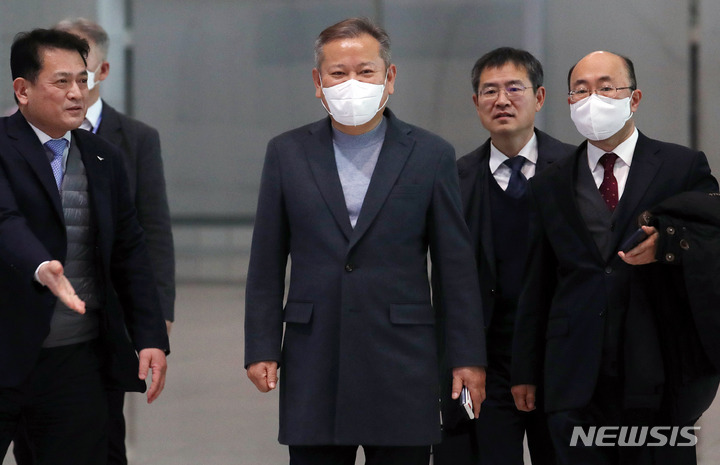 [인천공항=뉴시스] 조성우 기자 = 이상민 행정안전부 장관이 31일 오후 인천국제공항 제2여객터미널에서 미국의 재난관리 정책 현장 방문을 위해 출국하고 있다. 2023.01.31. xconfind@newsis.com