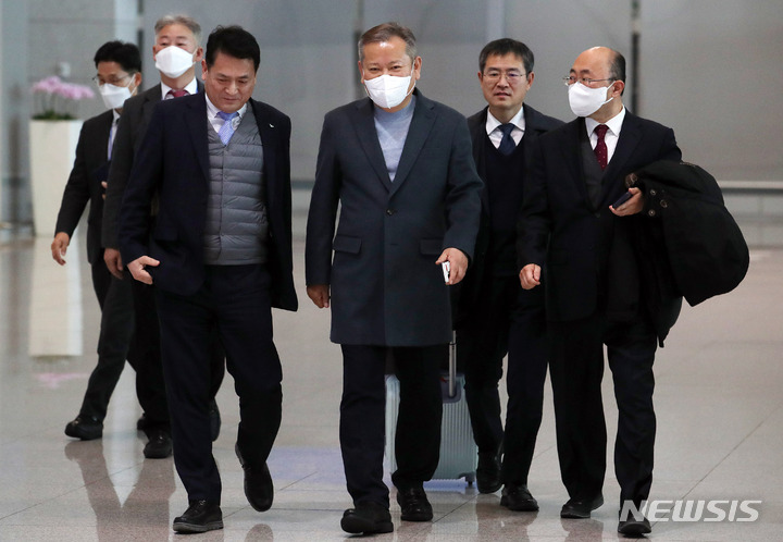 [인천공항=뉴시스] 조성우 기자 = 이상민 행정안전부 장관이 31일 오후 인천국제공항 제2여객터미널에서 미국의 재난관리 정책 현장 방문을 위해 출국하고 있다. 2023.01.31. xconfind@newsis.com