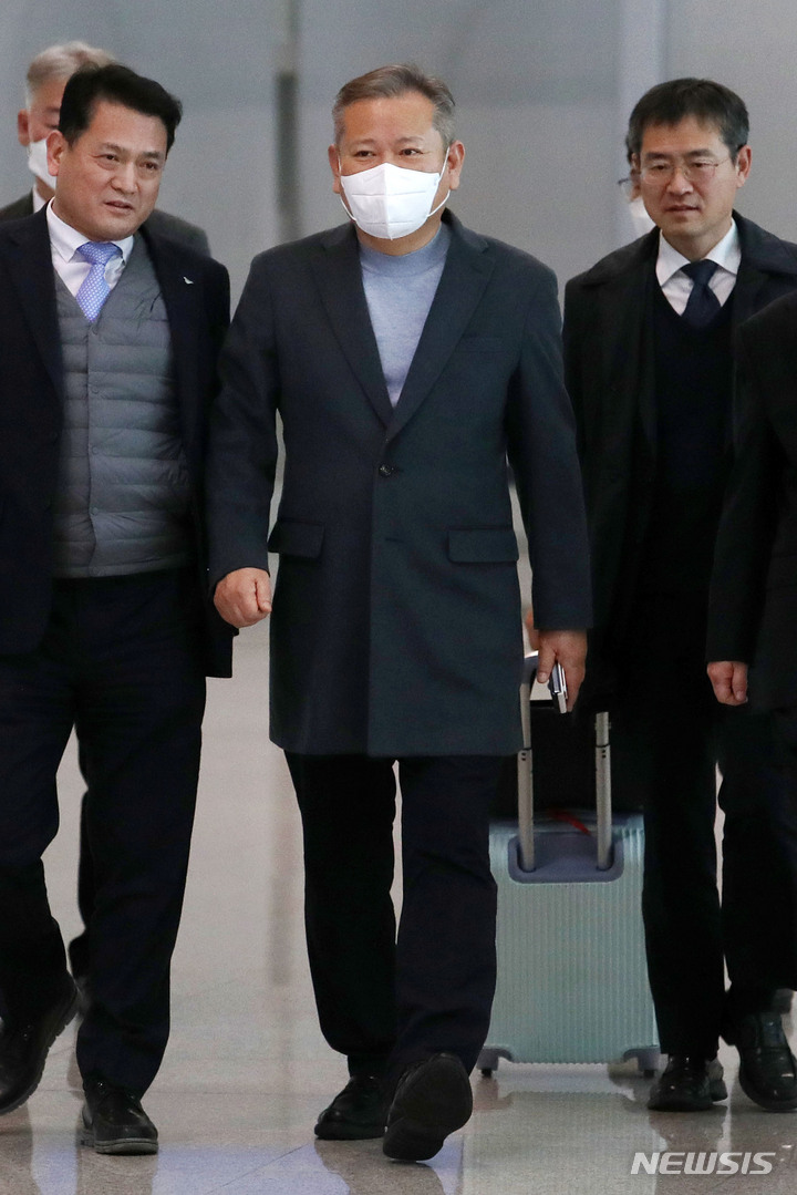 [인천공항=뉴시스] 조성우 기자 = 이상민 행정안전부 장관이 31일 오후 인천국제공항 제2여객터미널에서 미국의 재난관리 정책 현장 방문을 위해 출국하고 있다. 2023.01.31. xconfind@newsis.com