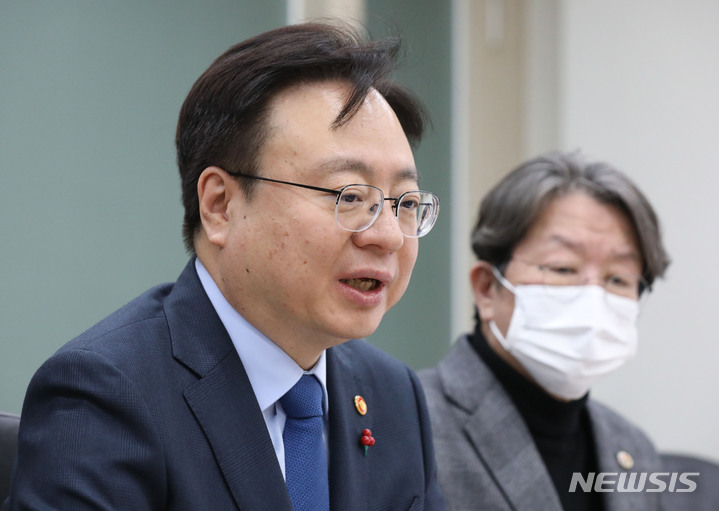 [서울=뉴시스] 조수정 기자 = 조규홍 보건복지부 장관이 31일 오후 서울 종로구 서울대병원 어린이병원에서 열린 정부 필수의료 지원대책 관련 현장간담회에서 모두발언 하고 있다. 2023.01.31. chocrystal@newsis.com