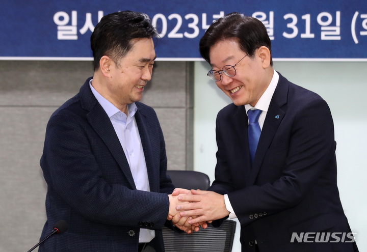 [서울=뉴시스] 이영환 기자 = 이재명 더불어민주당 대표가 지난 1월 31일 오후 서울 여의도 국회의원회관에서 열린 민주당의 길 1차 토론회 '민심으로 보는 민주당의 길'에 참석해 김종민 의원과 인사를 나누고 있다. 2023.01.31. 20hwan@newsis.com