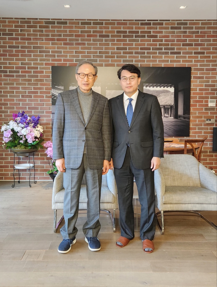 [서울=뉴시스] 고범준 기자 = 국민의힘 당권주자인 윤상현 의원이 31일 오후 서울 강남구 이명박 전 대통령 사저에서 이 전 대통령과 기념촬영을 하고 있다. (사진=윤상현 의원실 제공) 2023.01.31. photo@newsis.com *재판매 및 DB 금지