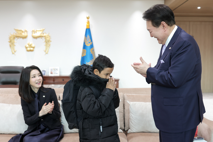 [서울=뉴시스] 윤석열 대통령과 부인 김건희 여사가 31일 서울 용산 대통령실 청사에서 캄보디아 소년 로타를 만나고 있다. (사진=대통령실 제공) 2023.01.31. photo@newsis.com *재판매 및 DB 금지