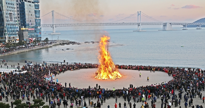 [부산=뉴시스] 2019년 수영구 광안리 해변에서 진행된 수영전통 달집놀이 (사진=수영구청 제공) *재판매 및 DB 금지