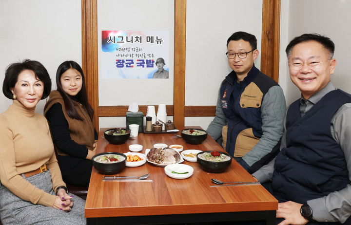 김재욱(오른쪽) 군수가 국밥을 시식하고 있다 (사진=칠곡군 제공) *재판매 및 DB 금지