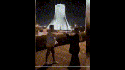 [서울=뉴시스] 공공장소에서 춤을 춘 이후 체포된 아스티아즈 하키키(21)와 아미르 모하다므 아마디(22)가 춤을 추는 모습, 두 사람이 춤을 춘 장소인 '아자디 타워'는 페르시아어로 '자유'를 의미한다. 이란 정부는 여성이 공공장소에서 춤과 노래를 즐기는 것을 엄격하게 금지하고 있다 (사진출처: 익스프레스 영상 캡처) 2023.02.01. *재판매 및 DB 금지