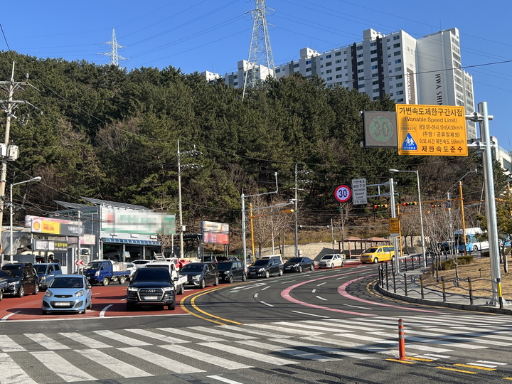 [부산=뉴시스] 가변형 속도제한시스템이 시범운영되는 부산 사하구 구평초등학교 어린이보호구역(스쿨존) 일대. (사진=부산경찰청 제공) *재판매 및 DB 금지