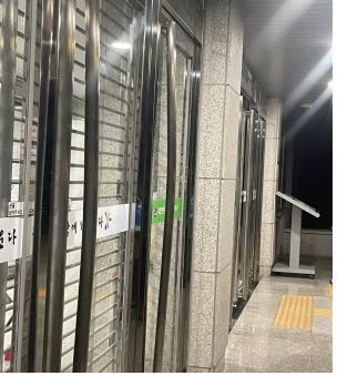 대구교육청 본관 현관문 손잡이 휘어짐 *재판매 및 DB 금지