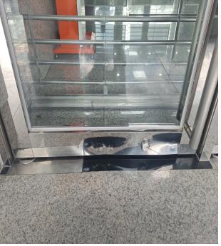 대구교육청 본관 현관문 하단부 훼손 *재판매 및 DB 금지