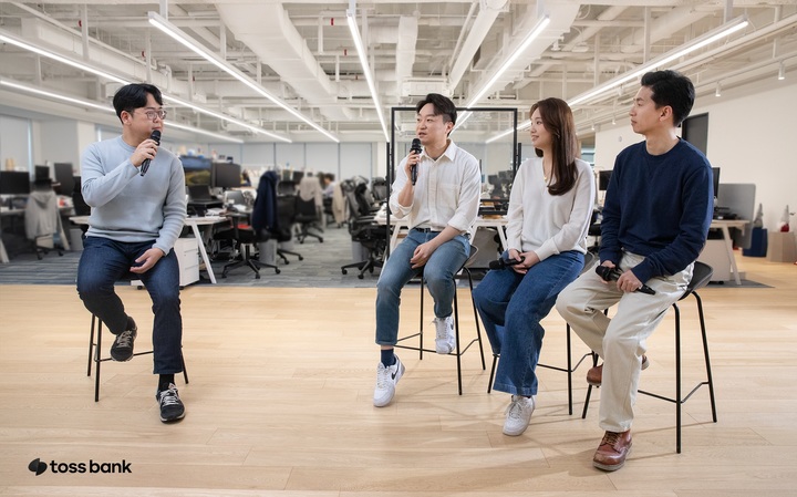 1일 토스뱅크 모임통장 온라인 기자간담회에서 홍민택 토스뱅크 대표(왼쪽 두 번째)가 발언하고 있다.(사진=토스뱅크 제공) *재판매 및 DB 금지