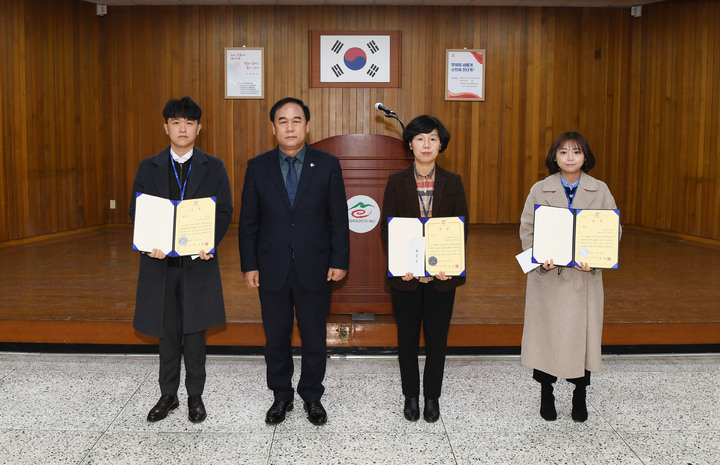 사진 왼쪽부터 이호재 주무관, 조현홍 군수 권한대행, 미래전략추진단 정선진 주무관, 환경위생과 정유리나 주무관. *재판매 및 DB 금지