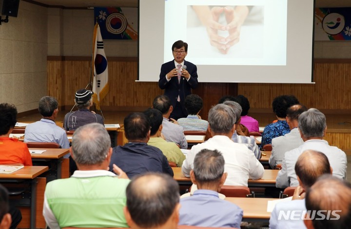 [장흥=뉴시스] 김성 장흥군수가 노인대학에서 강연하고 있다. 