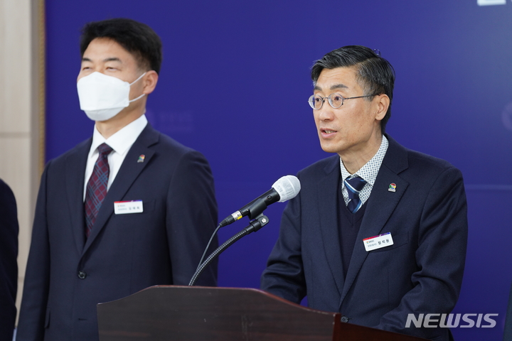 [창원=뉴시스] 홍정명 기자=경남도 정석원 환경산림국장이 1일 도청 프레스센터에서 새해 환경산림 분야 주요사업계획을 발표하고 있다.(사진=경남도 제공)2023.02.01. photo@newsis.com