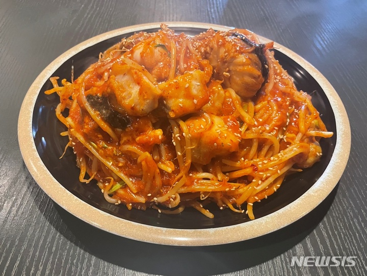 [서울=뉴시스]아귀는 산란기를 앞두고 살이 통통하게 오른 2월이 제철이다. 콩나물, 양념과 함께 쪄서 먹는 아귀찜뿐 아니라 탕, 구이, 포 등 여러 가지 방법으로 즐길 수 있다. (사진= 자생한방병원 제공) 2023.02.01