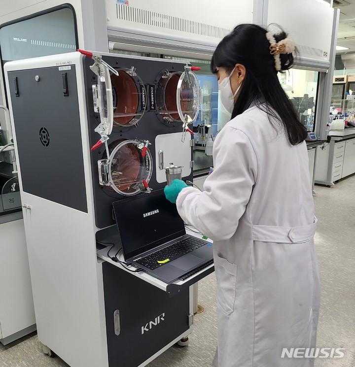 [용인=뉴시스] 용인시 관계자가 가축분뇨 퇴비부숙도를 측정하고 있다