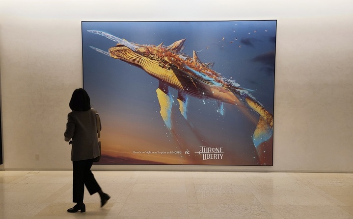 1일 엔씨소프트에 따르면 서울 용산구 리움미술관에서 열리고 있는 마우리치오 카텔란(Maurizio Cattelan) 기획전 'WE'에 TL 원화가 전시됐다.(사진=엔씨소프트) *재판매 및 DB 금지