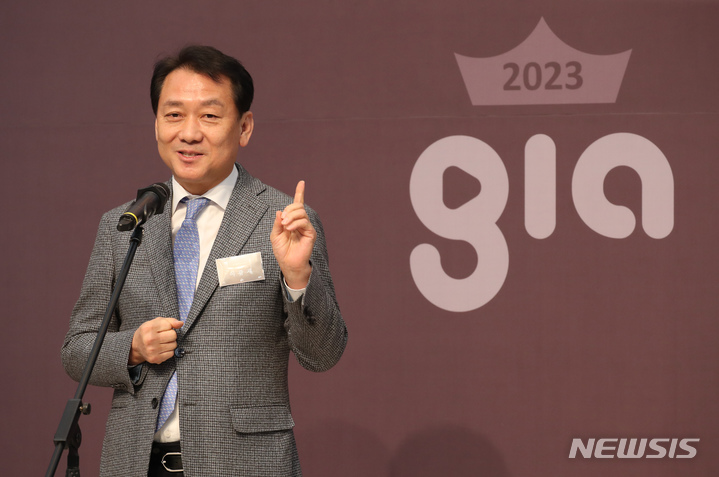 [서울=뉴시스]'1월 이달의 인플루언서' 시상식 참석한 이광재 국회 사무총장. (사진 = gincon 제공) 2023.02.01.photo@newsis.com