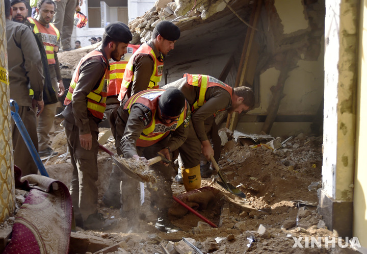 [페샤와르=신화/뉴시스] 지난달 31일(현지시간) 파키스탄 북서부 페샤와르의 이슬람 사원 자폭 테러 현장에서 구조대가 희생자를 수색하고 있다. 현지 당국은 이 폭발로 인한 사망자 숫자가 최소 100명으로 늘어났고 부상자도 225명에 달한다고 밝혔다. 2023.02.01.
