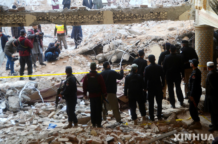 [페샤와르=신화/뉴시스] 1월31일 파키스탄 북서부 페샤와르에서 경찰이 자폭 테러가 발생했던 이슬람 사원을 조사하고 있다. 현지 당국은 이 폭발로 인한 사망자 숫자가 최소 100명으로 늘어났고 부상자도 225명에 달한다고 밝혔다. 2023.02.01.