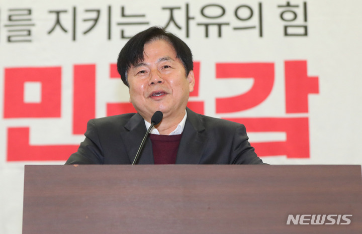 [서울=뉴시스] 추상철 기자 = 권문일 국민연금연구원장이 1일 오전 서울 여의도 국회에서 열린 '연금개혁의 방향'을 주제로 한 국민의힘 공부모임 국민공감에 참석해 강연을 하고 있다. 2023.02.01. scchoo@newsis.com