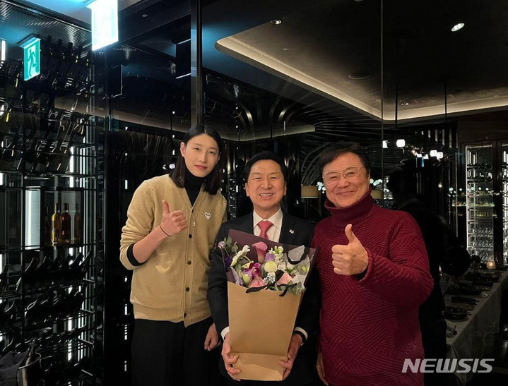 [서울=뉴시스] 국민의힘 당권주자인 김기현 의원이 지난달 27일 SNS를 통해 배구선수 김연경, 가수 남진과 함께 찍은 사진을 게재했다. (사진= 김기현 의원 SNS캡처) 2023.02.01. photo@newsis.com